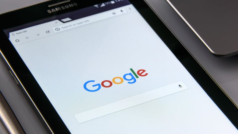 Google-Suche auf einem mobilen Gerät als Ausgangspunkt für lokale Google-Ads-Kampagnen